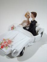 Hochzeitspaar im Auto