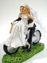 Hochzeitspaar auf Motorrad