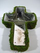 Pflanzkreuz Moos 44x32cm mit Keramikschild