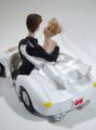 Hochzeitspaar im Auto