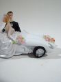 Hochzeitspaar im Auto