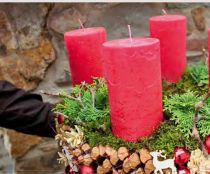 Gebundener Adventskranz mit Moos, Zapfen und roten Kerzen