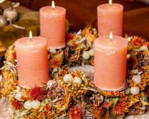 Adventskranz aus Trockenblumen in Apricot mit Kerzen