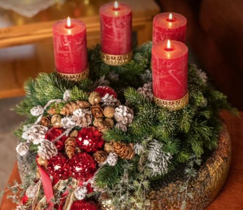 Klassischer Adventskranz aus Tannengrün mit vier roten Kerzen