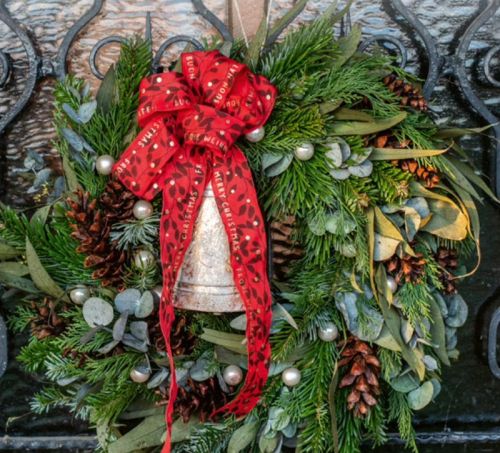 Üppiger Türkranz aus Tannengrün mit roter Schleife und Glocke