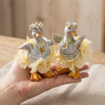 Artikel Deko Ente Figur im Blumenkleid Frühling Detailreiche Sommerdeko Accessoire 11cm 2St