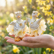 Artikel Deko Ente Figur im Blumenkleid Frühling Detailreiche Sommerdeko Accessoire 11cm 2St