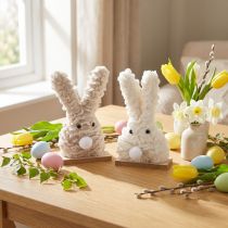 Artikel Deko-Osterhase aus Plüsch – Flauschige Osterdeko in Beige & Weiß auf Holzsockel H18cm 2 St