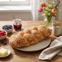 Artikel Deko Brot Hefezopf mit Sesam, Täuschend Echte Lebensmittelattrappe für Ausstellung und Schaufensterdeko, 30cm