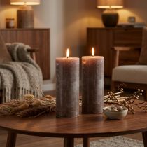 Artikel Große Braune Stumpenkerzen Durchgefärbt Smoky Brown Rustikales Design, 100h Brenndauer, Elegante Deko 2er Set 85x200mm