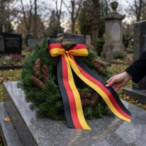 Artikel Kranzbänder Moiré 150mm schwarz-rot-gold mit französischem Moiré-Effekt, 25m Rolle für Dekoration und Trauerfeiern