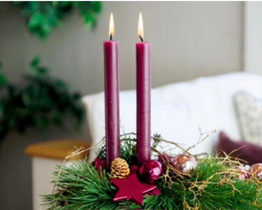 Adventsgesteck mit Weihnachtskugeln in Beerentönen und bordeauxroten Kerzen