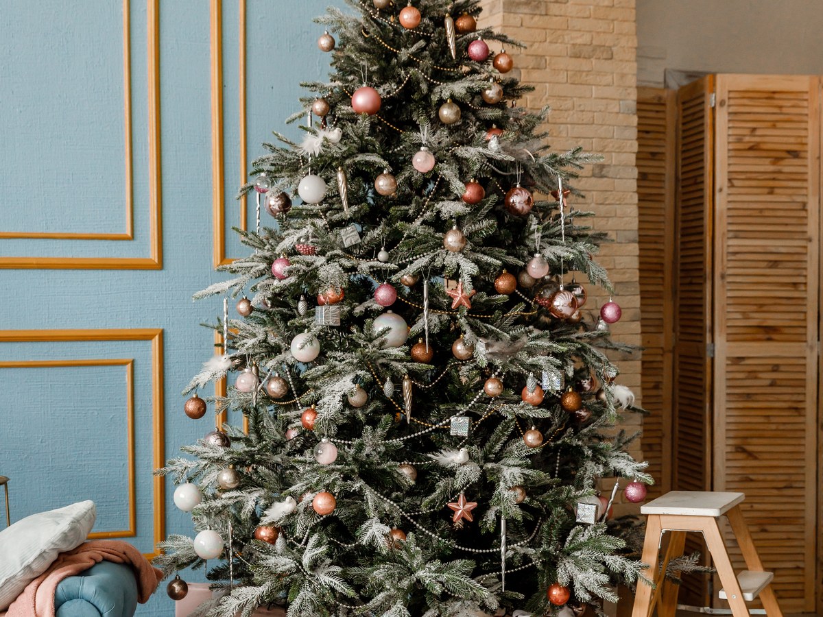 Frostig geschmückter Weihnachtsbaum mit Kugeln in Rosé, Kupfer und Weiß in drei Größen