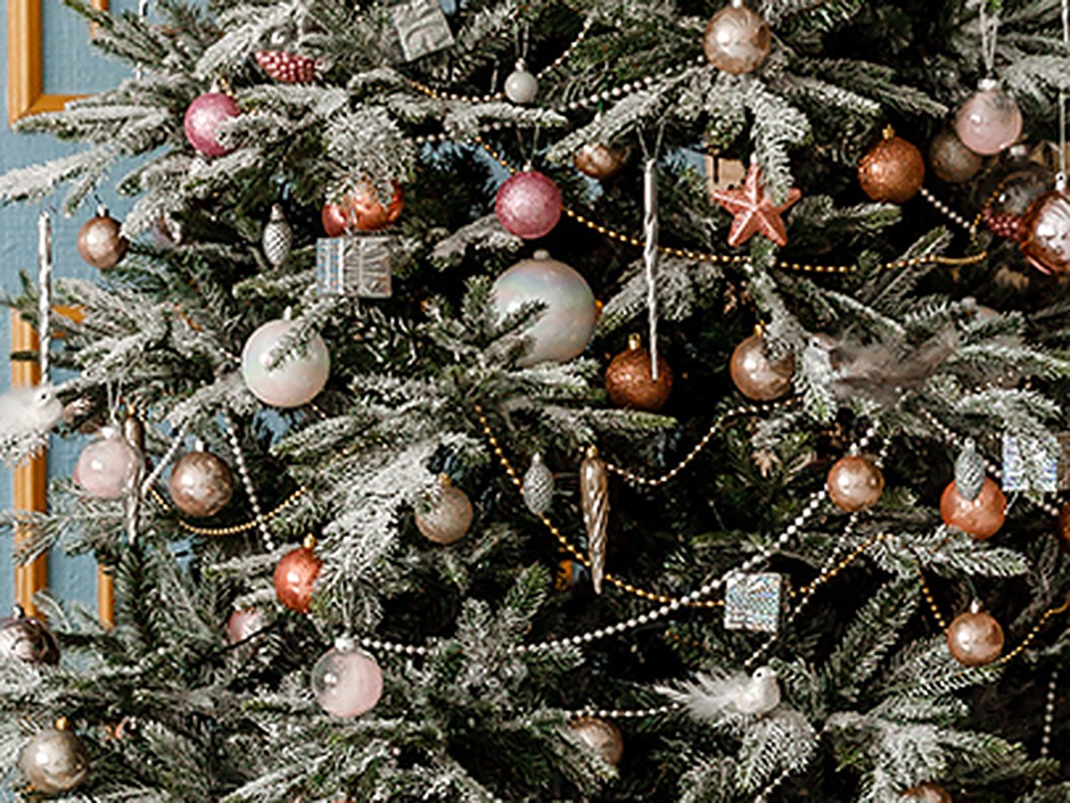 Frostig geschmückter Weihnachtsbaum mit Kugeln in Rosé, Kupfer und Weiß in drei Größen