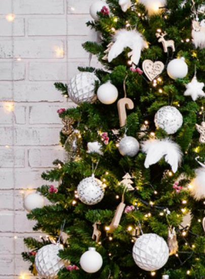 Weißer geschmückter Weihnachtsbaum mit weißen und silbernen Kugeln in drei Größen