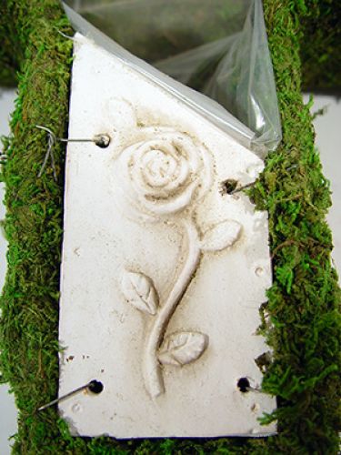 Artikel Pflanzkreuz Moos 44x32cm mit Keramikschild