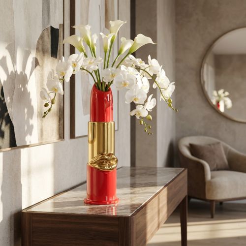 Rote Vase im Lippenstift Design