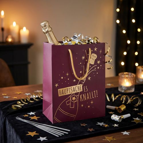 Artikel Geschenktüte „Hauptsache es knallt“ Weinrot Gold 18×10×23cm 2St