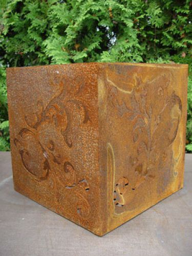 Barockwürfel aus rostigem Metall, 33 cm x 33 cm