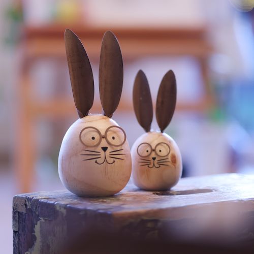 Artikel Deko Hase aus Holz und Metall mit humorvollem Design als freundlicher Blickfang 19cm 2St