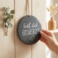 Schieferplatten Deko Rund Hängen Fühl dich geherzt Ø20cm | Floristik24.de
