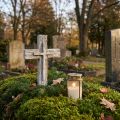 Grabschmuck Kreuz rustikal Grau Weiß Polyresin 12×7cm 6 St | Floristik24.de
