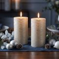 Premium Stumpenkerzen im 2er Set, Platin Metallic-Look, 85 x 150 mm - Elegante Deko für festliche Anlässe und gemütliches Ambiente | Floristik24.de